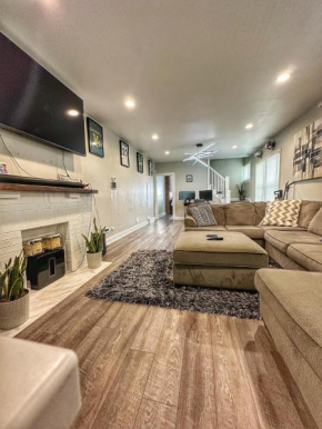 Modern Luxe 3BR 1BA with Bar 7